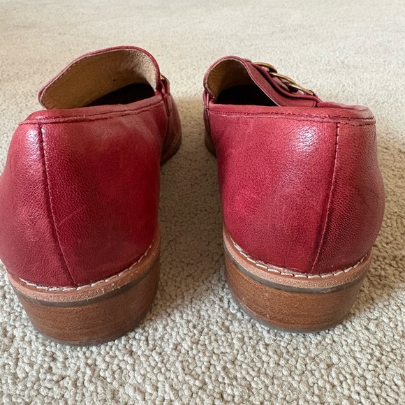 Nevada Sofft Tango Red Leather Slip On Loafers Size 7 Gold Chain - Picture 7 of 8